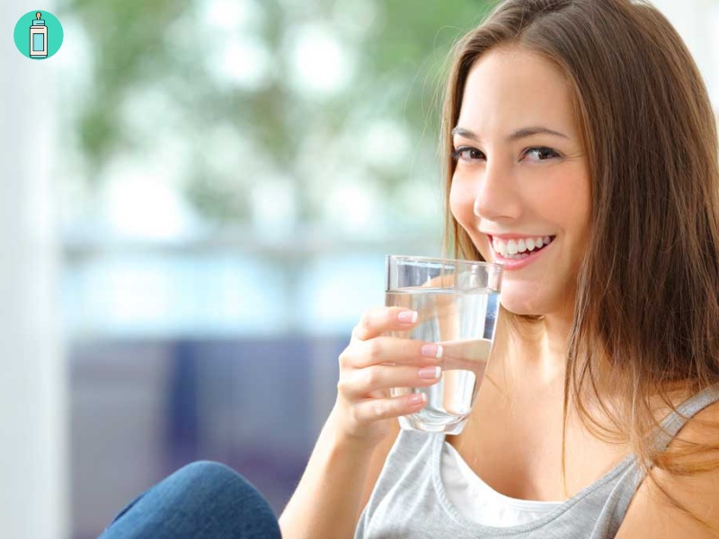 Uống đủ nước Uống nước thường xuyên là một thói quen tuyệt vời, nhất là trong giai đoạn mang thai. Trung bình, mẹ bầu nên uống từ 10 -12 ly nước một ngày. Bên cạnh nước lọc, mẹ có thể kết hợp uống các loại nước trái cây ít đường như nước dừa, nước cam, các loại nước ép để vừa đảm bảo đủ nước cho cơ thể, vừa cung cấp các loại vitamin và khoáng chất.