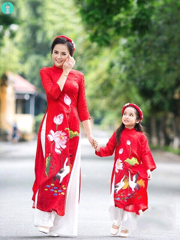 Mẫu áo dài mẹ và bé màu đỏ cổ điển họa tiết hoa sen