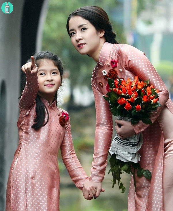 Top 10 mẫu áo dài mẹ và bé - Áo dài cách tân chấm bi màu hồng