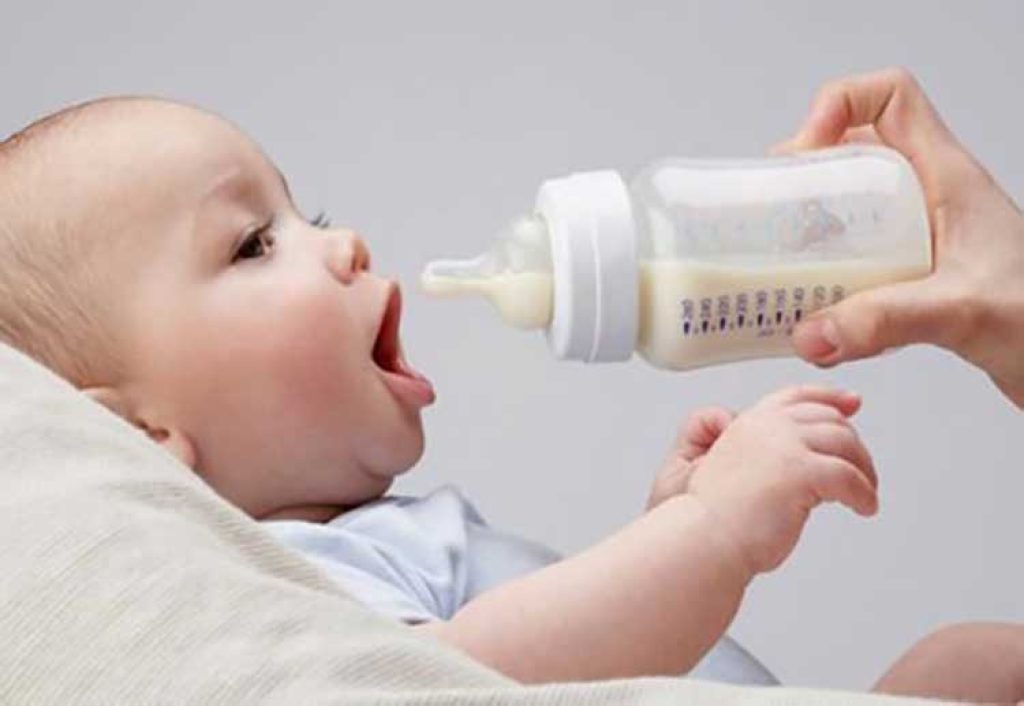 trẻ sơ sinh uống sữa bột